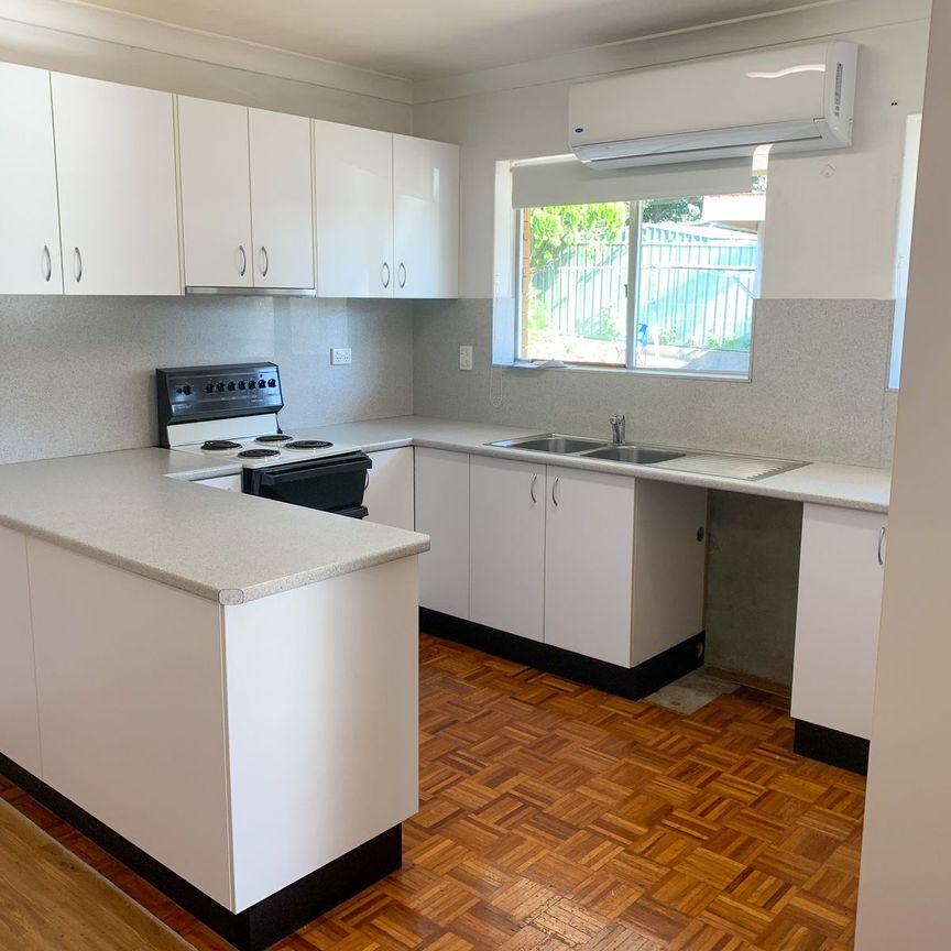 Neat unit in convenient location - Photo 1