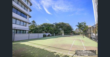 Spacious Apartment with River Views and Modern Amenities - Photo 5