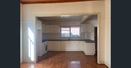 Spacious 3 Bedroom Home - Photo 5