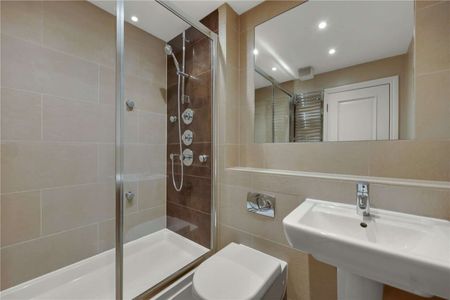 A stylish split-level penthouse apartment in a private development moments from Oxshott Heath and within close proximity to popular schools. - Photo 5