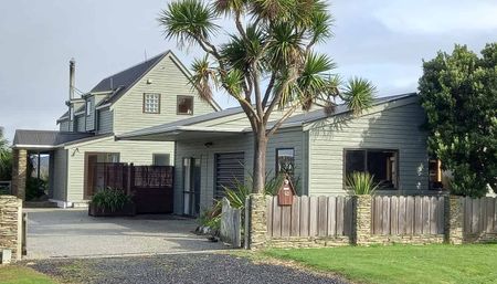 Scenic 3BR Home w/ Spa & Deck - Photo 5