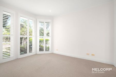 Luxurious Town Residence – Executive Living in the Heart of Kew East - Photo 3