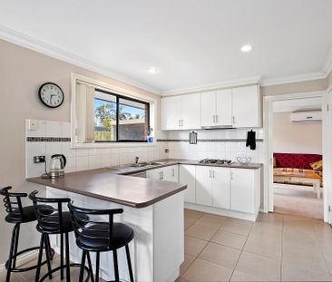 Graceful townhouse living in leafy locale - Photo 3