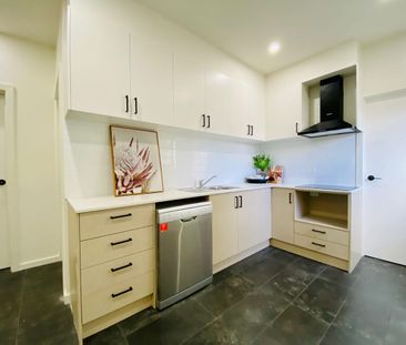 FULLY Furnished STUDIO ROOM in perfect location! - Photo 2