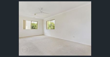 SPACIOUS THREE BEDROOM APARTMENT WITH POOL! - Photo 2