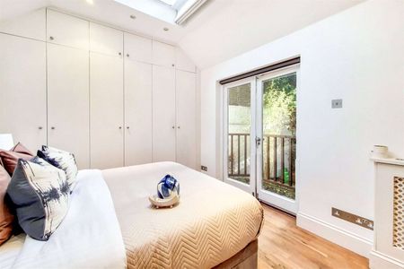 A well presented two bedroom apartment on the raised ground floor of this stunning period conversion. - Photo 4