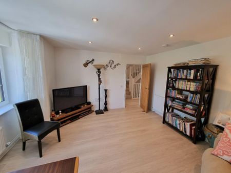 5 bedroom semi-detached house to rent - Photo 3