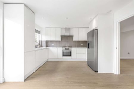 A fantastic five bedroom home which has just been renovated, benefitting with off-street parking. Located close to Wimbledon Village and overlooking the AELTC. - Photo 5