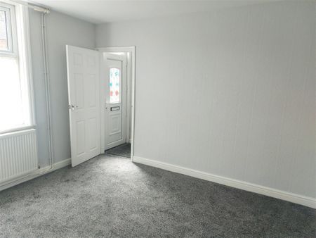 2 bedroom Terraced House to rent - Photo 2