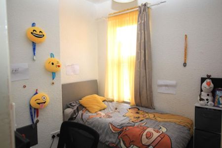 2 bedroom end of terrace house to rent - Photo 2