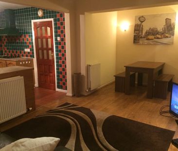 5 Bed Detached Professional HMO - Photo 2