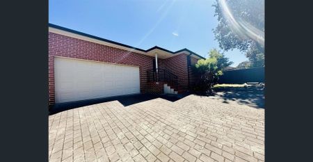 Well Maintained Three Bedroom Villa! - Photo 4