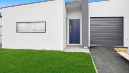 RUSSLEY -MODERN, 2 BEDROOMS, HEATPUMP, INTERNAL ACCESS GARAGE - Photo 3