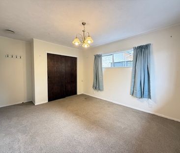 Spacious 4-Bedroom Home in Prime Browns Bay Location! - Photo 3