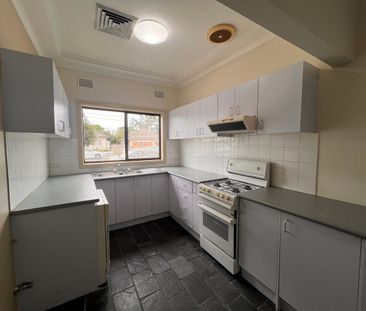 SPACIOUS FAMILY LIVING IN PRIME LOCATION - Photo 3