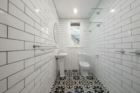 Charming Art-Deco opportunity featuring a tasteful renovation - Photo 5