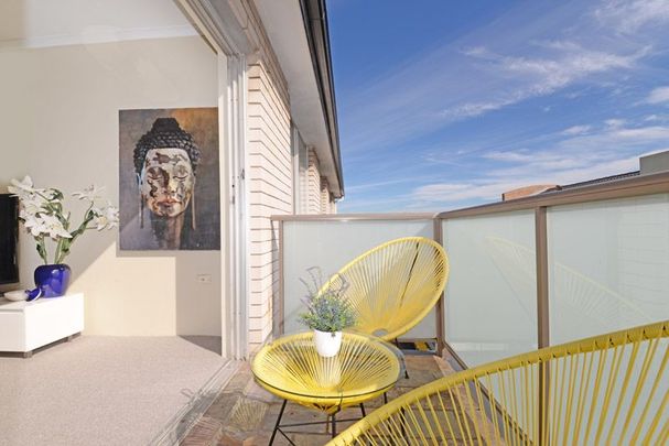 Quiet Sunny 3-Bedroom Apartment with Lock-Up Garage - Photo 1