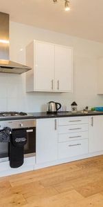 2 Bedroom, 1 bath, 1 reception Flat - Photo 3