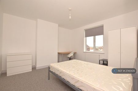 4 bedroom semi-detached house to rent - Photo 4