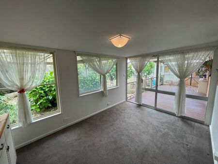 Nice 3 Bedroom + Study/4th bedroom Home in Quiet Central Location - Photo 5