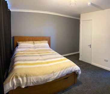 High quality refurbished en-suite rooms for professionals - Photo 3