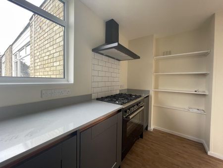 2 bedroom flat to rent - Photo 2