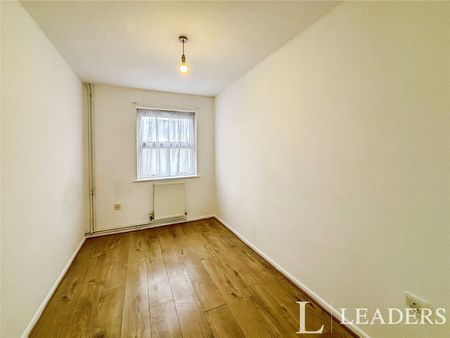 3 bedroom apartment to rent Milwards, Harlow, Essex, CM19 - Photo 3