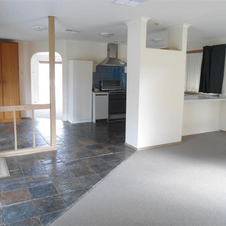 charming 3 bedroom home - Photo 1