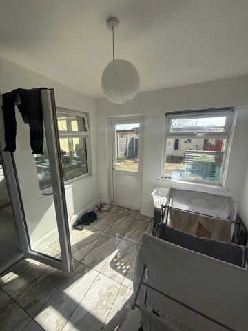 4 Bed Detached House, Staines Road, IG1 - Photo 3