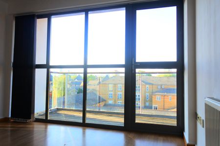 2 Bed Flat, Varcoe Road, SE16 - Photo 2