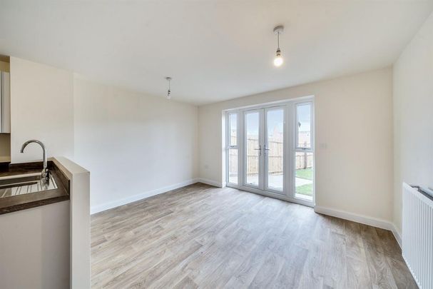 4 bedroom semi-detached house to rent - Photo 1