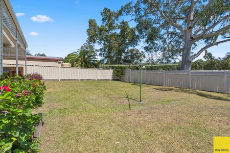 Spacious Family Home Backing Onto Lakelands Oval! - Photo 4