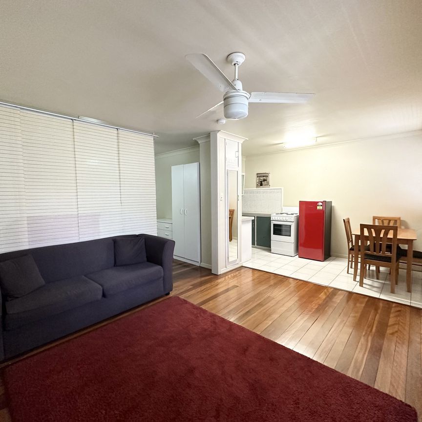 Partly furnished, one bedroom unit in Annerley - Photo 1