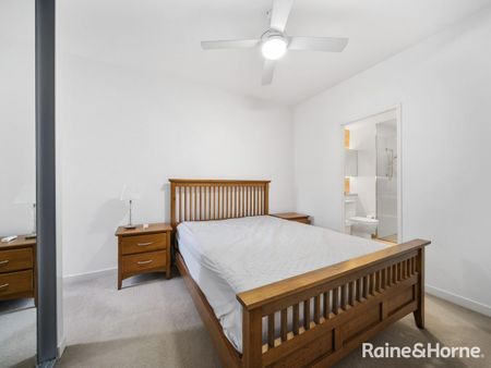 Beautiful Stylish Fully Furnished Apartment - Photo 2