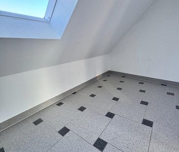 2,5 Zimmer DG Wohnung mit Gäste-WC, Einbauküche und Stellplatz - Foto 1