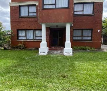 DRURY, 5 BEDROOMS - Photo 3