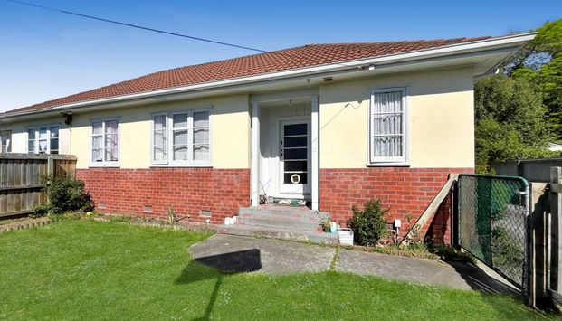 RICCARTON - TWO BEDROOMS, HEAT PUMP, SINGLE GARAGE - Photo 1