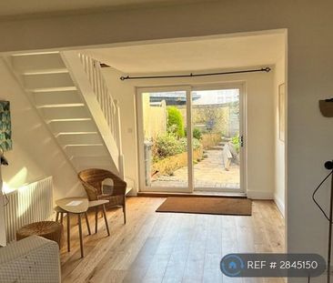 4 bedroom end of terrace house to rent - Photo 2