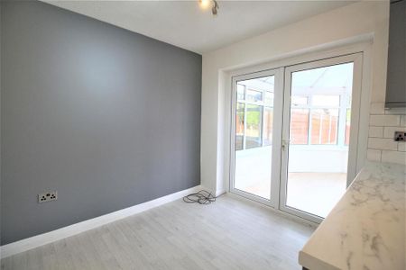 3 bedroom semi-detached house to rent - Photo 3