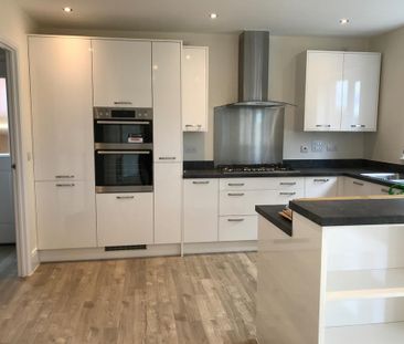 4 bedroom detached house to rent - Photo 4