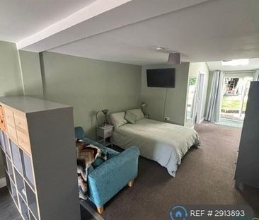 Studio to rent - Photo 2