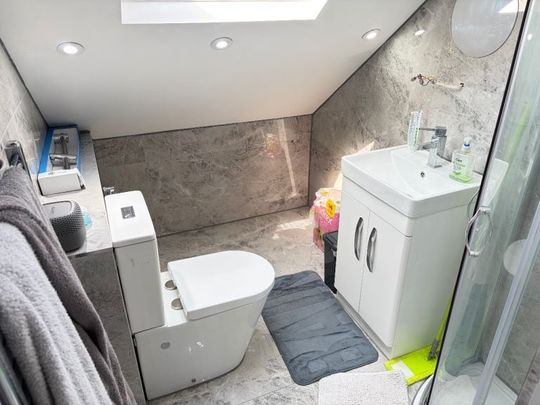 Room in a Shared Flat, Very Near Ealing Common Tube, W5 - Photo 1