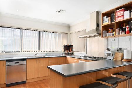 Unit 1/421 Middleborough Road, Box Hill. - Photo 3