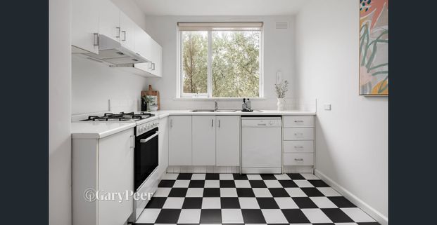 Spacious, bright & perfectly positioned! - Photo 1