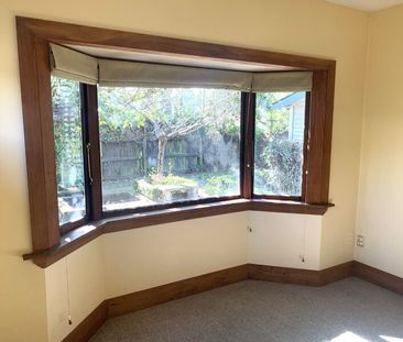 Five bedrooms, large living space with 3 heat pumps. Student property - Photo 1
