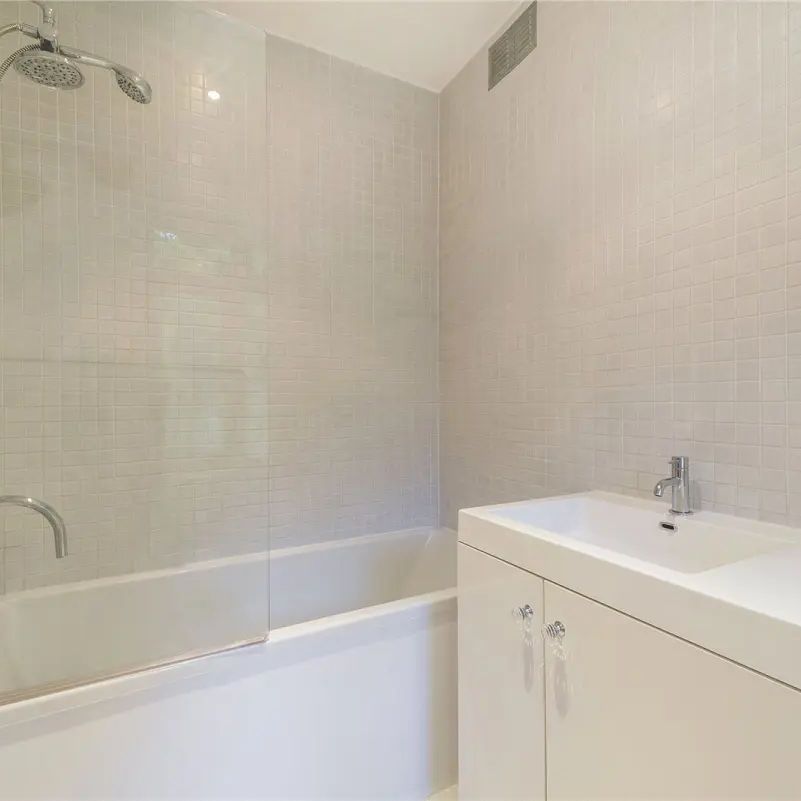 2 bedroom flat in Strawberry Vale - Photo 2