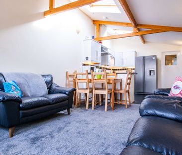 An architecturally designed, spacious six bed property. - Photo 1