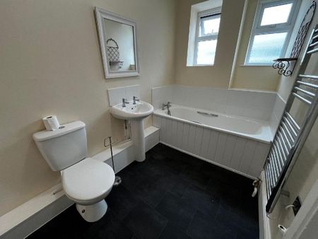 2 bedroom maisonette to rent - Photo 2