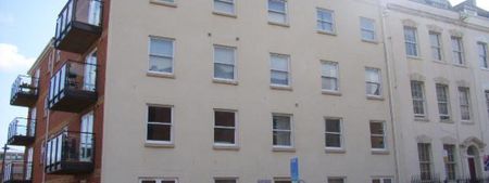 A lovely two bedroom flat available to rent within walking distance to Cabot Circus and the City Centre also within easy access to motorway links and local amenities. Offered on a furnished or unfurnished basis. Available from June. EPC - C - Photo 4