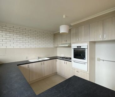 RENOVATED TWO-BEDROOM APARTMENT WITH STUNNING BAY VIEWS! - Photo 4